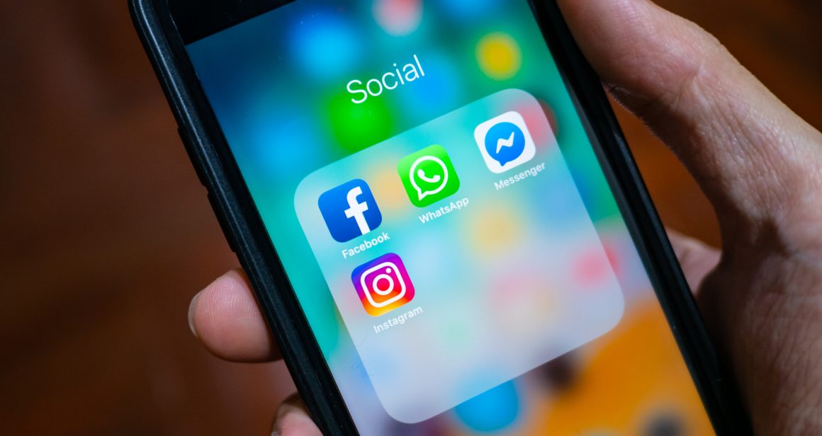 Media społecznościowe Facebook, Whatsapp i Instagram na telefonie. Fot. Wachiwit / Shutterstock.com