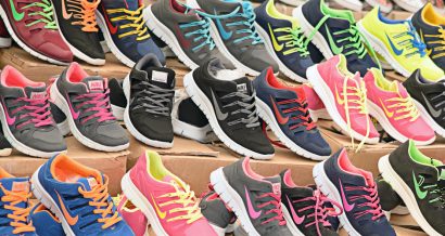 Buty sportowe na straganie w Turcji. Fot. Ian Law / Shutterstock.com