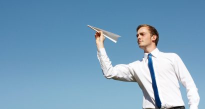 Mężczyzna z papierowym samolotem. Fot. Shutterstock