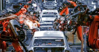 Roboty w fabryce samochodowej. Fot. Shutterstock