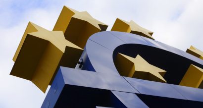Symbol euro przed budynkiem EBC. Fot. Shutterstock