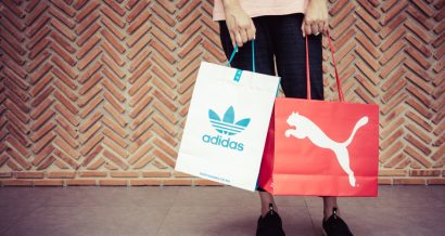 Torby z logiem Adidas i Puma. Fot. 2p2play / Shutterstock.com