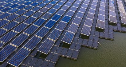 Pływająca elektrownia słoneczna na jeziorze. Fot. Shutterstock