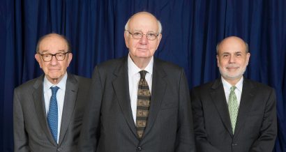 Paul Volcker w 2014 roku. Z lewej Alan Greenspan, z prawej Ben Bernanke. Fot. Fed