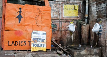 Toaleta w Varanasi w Indiach. Fot. Stefano Ember / Shutterstock.com