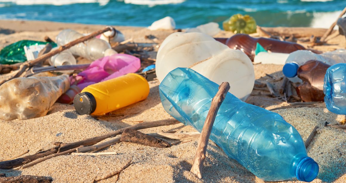 Plastikowe śmieci na plaży, fot. Shutterstock.