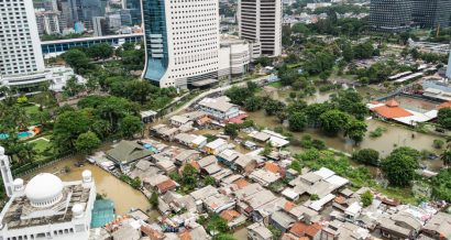 Slums w Dżakarcie (Indonezja) otoczony luksusowymi wieżowcami. Fot. Shutterstock