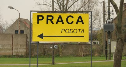 Napis "praca" po polsku i ukraińsku.