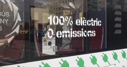 Autobus elektryczny w Barcelonie, Lobroart / Shutterstock.com