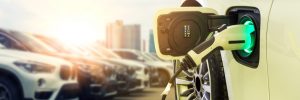 Ładowanie samochodu elektrycznego. Fot. Smile Fight / Shutterstock.com