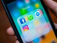 Media społecznościowe Facebook, Whatsapp i Instagram na telefonie. Fot. Wachiwit / Shutterstock.com