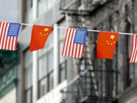 Flagi Chin i USA w Chinatown w Nowym Jorku. Fot. Shutterstock