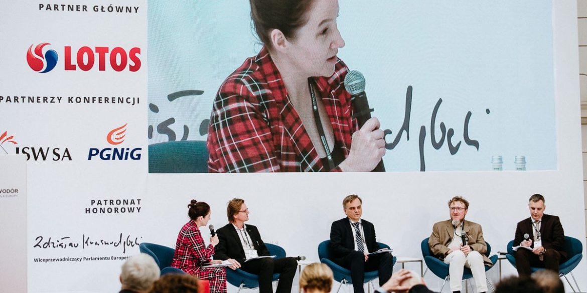 Katarzyna Mokrzycka prowadzi debatę podczase konferencji 300Gospodarki pt. „Czas na wodór”. Katarzyna Mokrzycka prowadzi debatę podczase konferencji 300Gospodarki pt. "Czas na wodór".