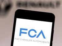 Logo Fiat Chrysler Automobiles na tle loga Renault. Fot. rafapress / Shutterstock.com