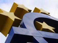 Symbol euro przed budynkiem EBC. Fot. Shutterstock