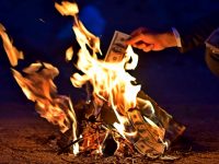 Płonące pieniądze, Fot. Shutterstock.com