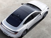 Hyundai Sonata Hybrid z panelami słonecznymi na dachu. Fot. materiały prasowe Hyundai