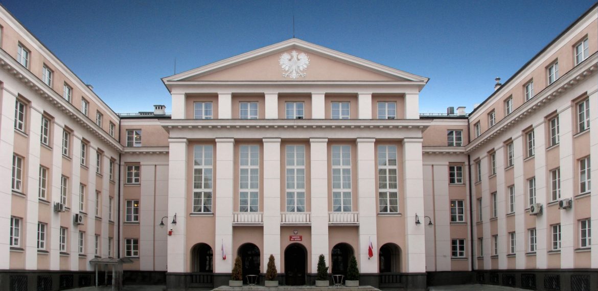 By Materiał urzędowy Najwyższej Izby Kontroli – www.nik.gov.pl, Domena publiczna, https://commons.wikimedia.org/w/index.php?curid=27960111 By Materiał urzędowy Najwyższej Izby Kontroli - www.nik.gov.pl, Domena publiczna, https://commons.wikimedia.org/w/index.php?curid=27960111