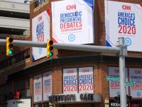 Banery promujące debatę Demokratów, Fot. Linda Parton / Shutterstock.com