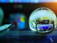 Szklana kula przewidująca gospodarczą przyszłość. Fot. Shutterstock