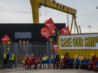 Pracownicy stoczni Harland and Wolff protestują przeciw zamknięciu zakładu. Fot. DJ Wilson / Shutterstock.com