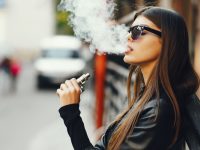 Kobieta paląca e-papierosa. Fot. Shutterstock