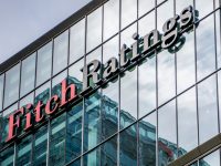 Logo Fitch Ratings na budynku w Londynie. Fot. Willy Barton / Shutterstock.com