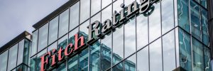 Logo Fitch Ratings na budynku w Londynie. Fot. Willy Barton / Shutterstock.com