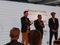 Prezesi Zbigniew Jagiełło, Krzysztof Bachta i Przemysław Gdański na konferencji nt. inwestycji w Autenti.