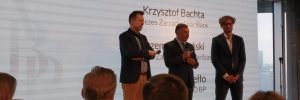 Prezesi Zbigniew Jagiełło, Krzysztof Bachta i Przemysław Gdański na konferencji nt. inwestycji w Autenti.