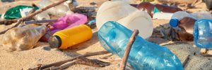Plastikowe śmieci na plaży, fot. Shutterstock.