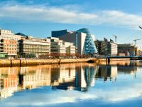 Nowoczesne budynki i biura na rzece Liffey w Dublinie. Fot. Shutterstock