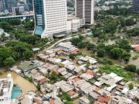Slums w Dżakarcie (Indonezja) otoczony luksusowymi wieżowcami. Fot. Shutterstock