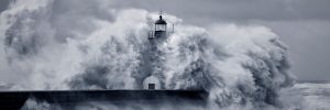 latarnia morska podczas sztormu, fot. Shutterstock.