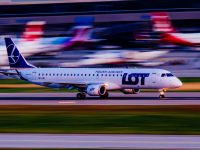 Samolot LOTu na lotnisku w Zurychu. Fot. Erico Salutti / Shutterstock.com