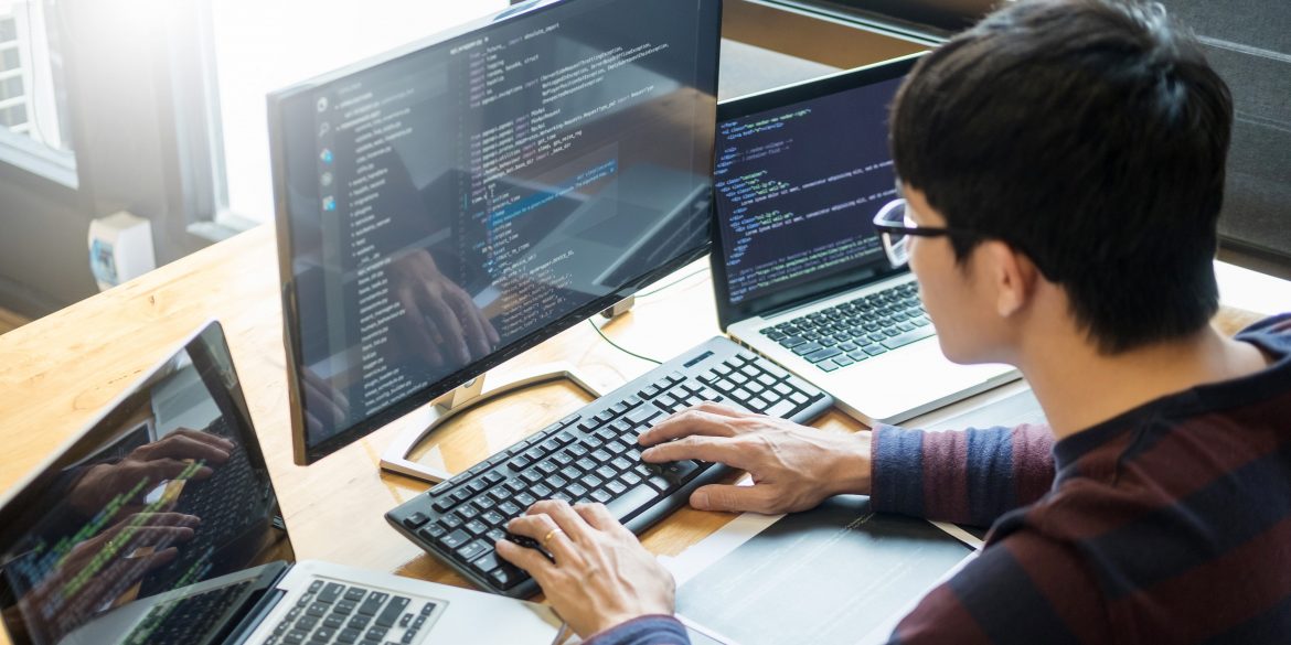 programista, fot. Shutterstock. programista, fot. Shutterstock.