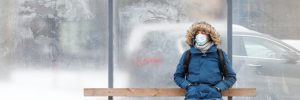 chory na przystanku autobusowym, fot. Shutterstock.