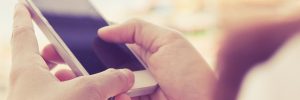 Używanie telefonu, fot. Shutterstock.