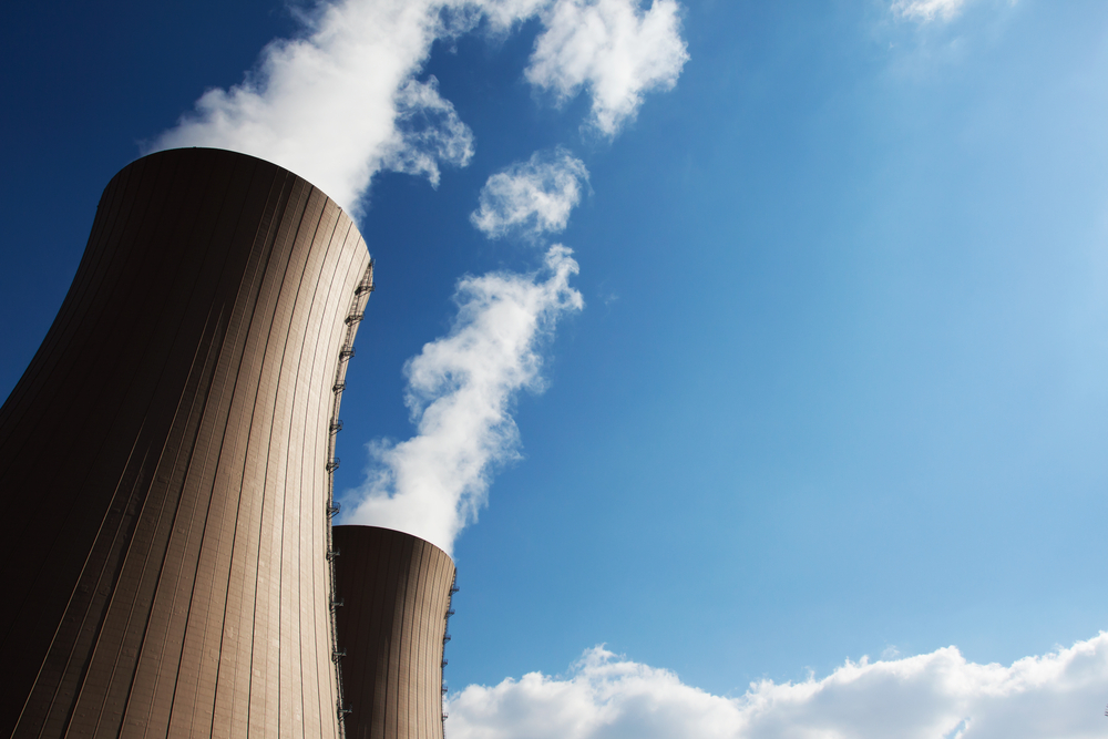 wieże chłodnicze elektrowni jądrowej, fot. Shutterstock
