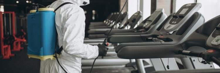 Dezynfekcja siłowni podczas epidemii, fot. Shutterstock.
