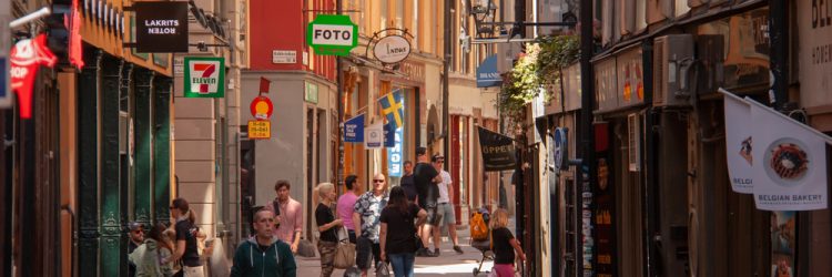 Ulica w Sztokholmie w Szwecji w maju 2020. fot. Elzbieta Krzysztof / Shutterstock.com