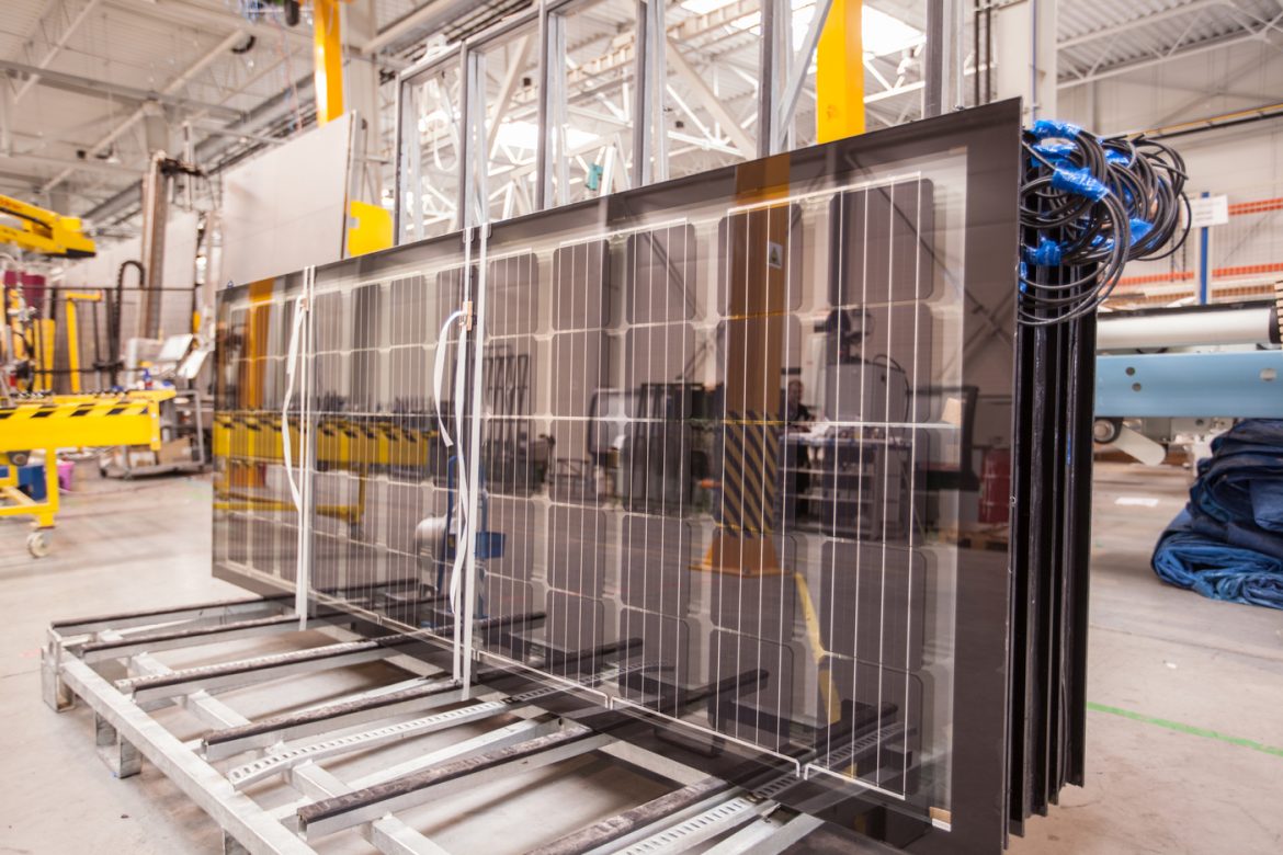 W ramach projektu wdrożono wielofunkcyjną szybę zespoloną PVGLASS+. Misją przewodnią spółki jest wpisywanie paneli w krajobraz zastany, czyli fotowoltaika zintegrowana z budynkiem (BIPV).