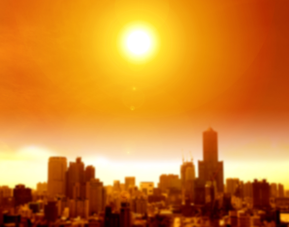 Słońce nad miastem, upały, fot. Shutterstock.