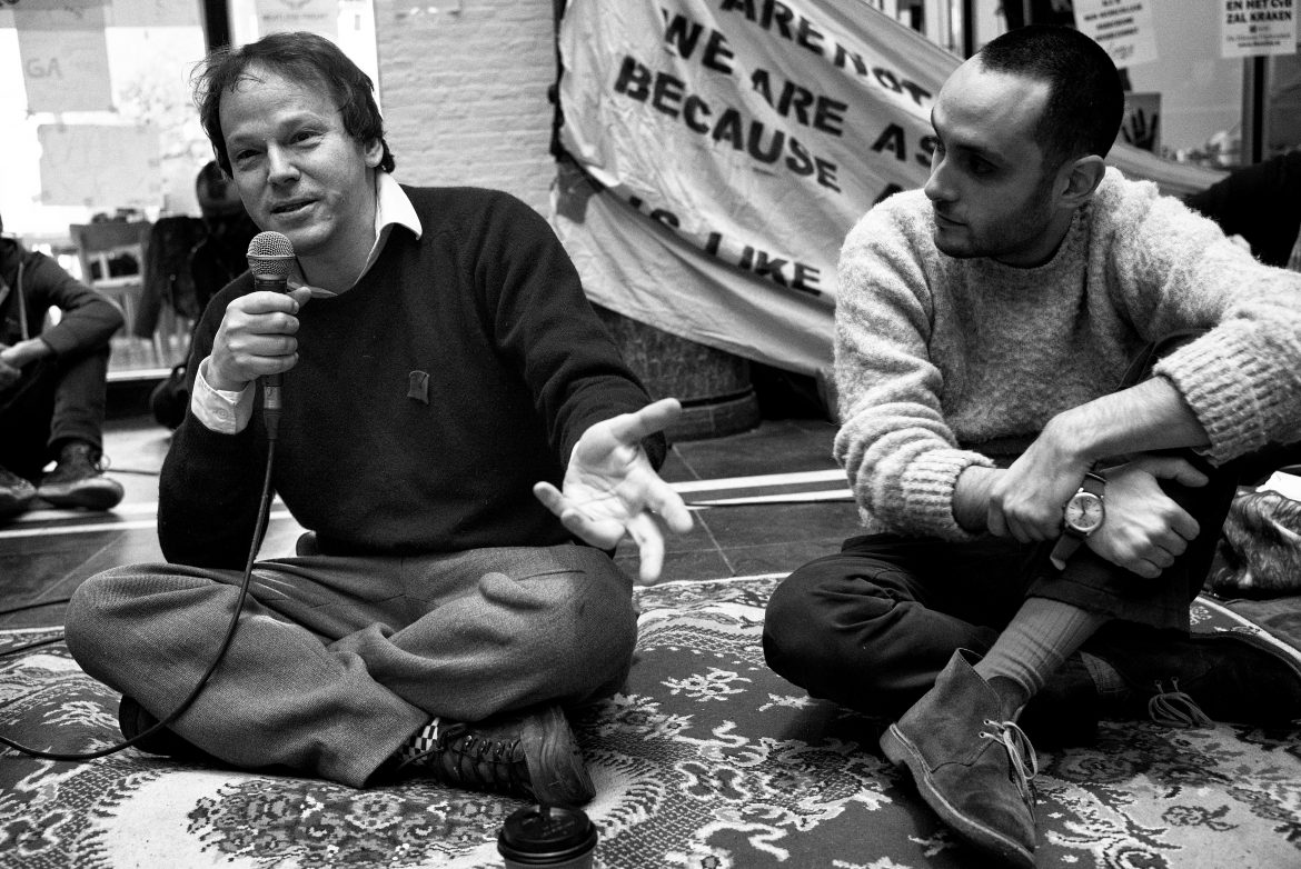 David Graeber (z lewej strony) w 2015 roku, Fot. Guido van Nispe, CC BY, wikimedia commons David Graeber (z lewej strony) w 2015 roku, Fot. Guido van Nispe, CC BY, wikimedia commons