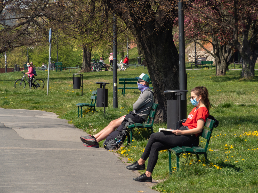 Koronawirus. Ludzie w parku w maseczkach. Fot. Beata Tabak / Shutterstock.com