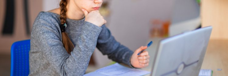 Lekcje zdalne, szkoła online, nastolatka. Fot. Shutterstock