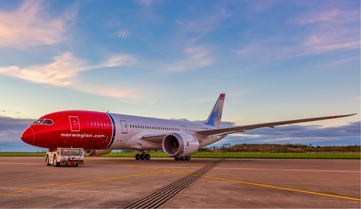 Samolot lini Norwegian Air. Fot. Peter Krocka / Shutterstock.com