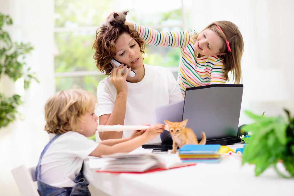 Kobiety, praca, opieka nad dziećmi, koronawirus, fot. Shutterstock.