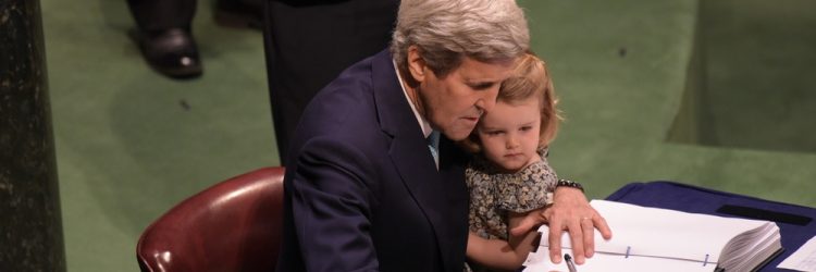 John Kerry z wnuczką na kolanach podpisuje Porozumienie Paryskie, a katz / Shutterstock.com.