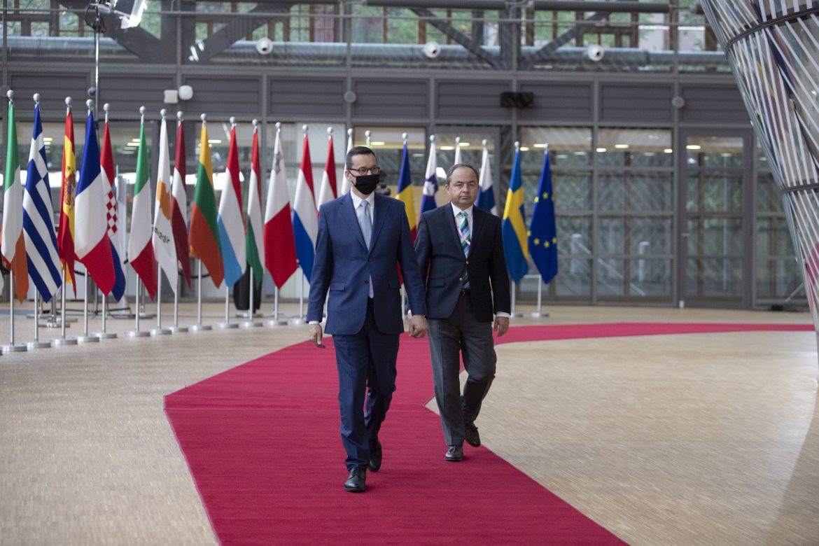 Mateusz Morawiecki i Konrad Szymański na szczycie Rady Europejskiej w październiku 2020. Fot. służby prasowe Unii Europejskiej Mateusz Morawiecki i Konrad Szymański na szczycie Rady Europejskiej w październiku 2020. Fot. służby prasowe Unii Europejskiej